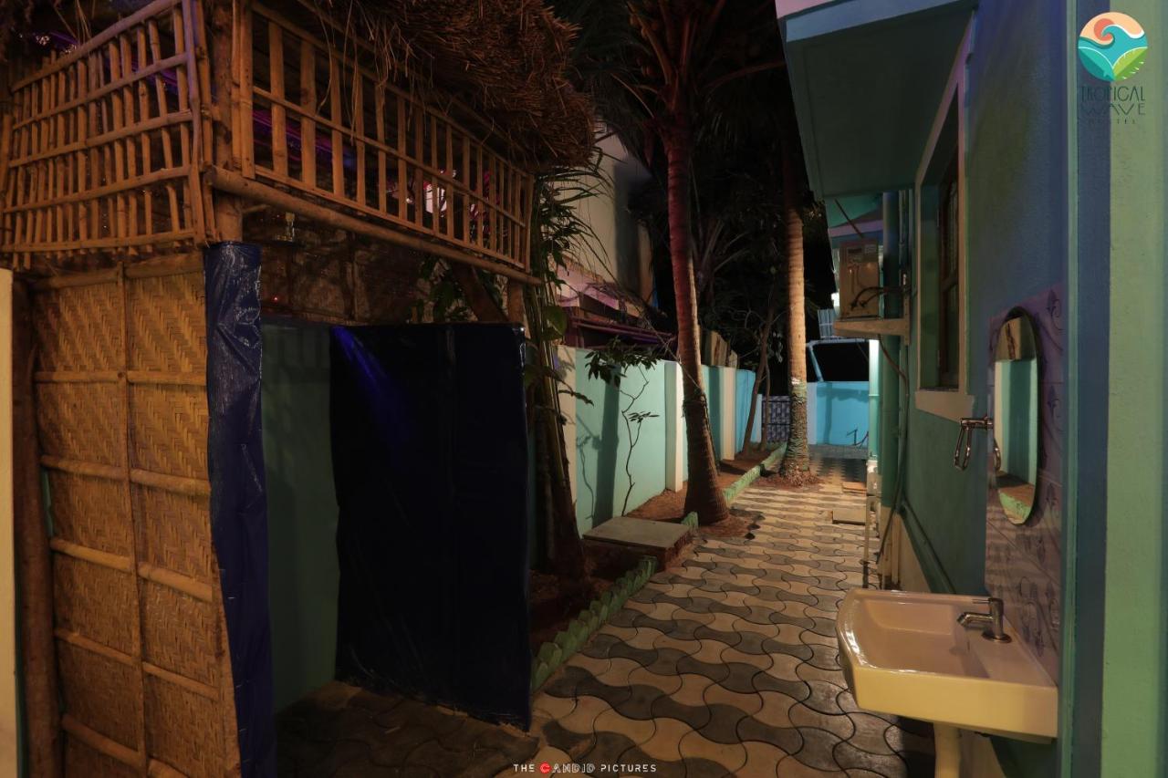 Tropical Wave Hostel Morjim Goa Exterior foto