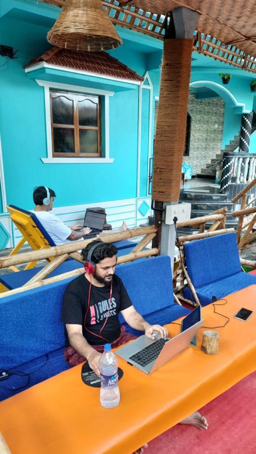 Tropical Wave Hostel Morjim Goa Exterior foto