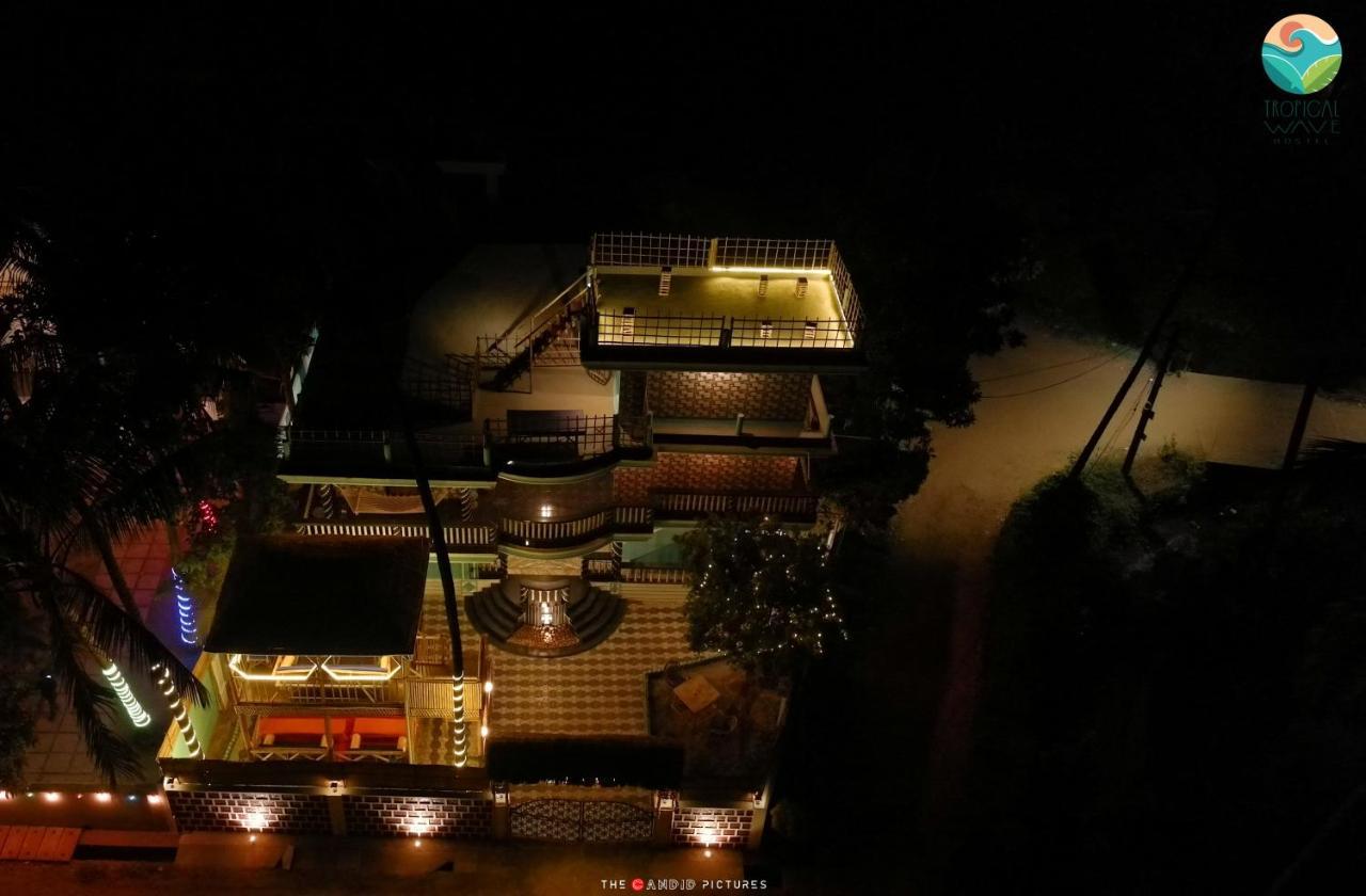 Tropical Wave Hostel Morjim Goa Exterior foto